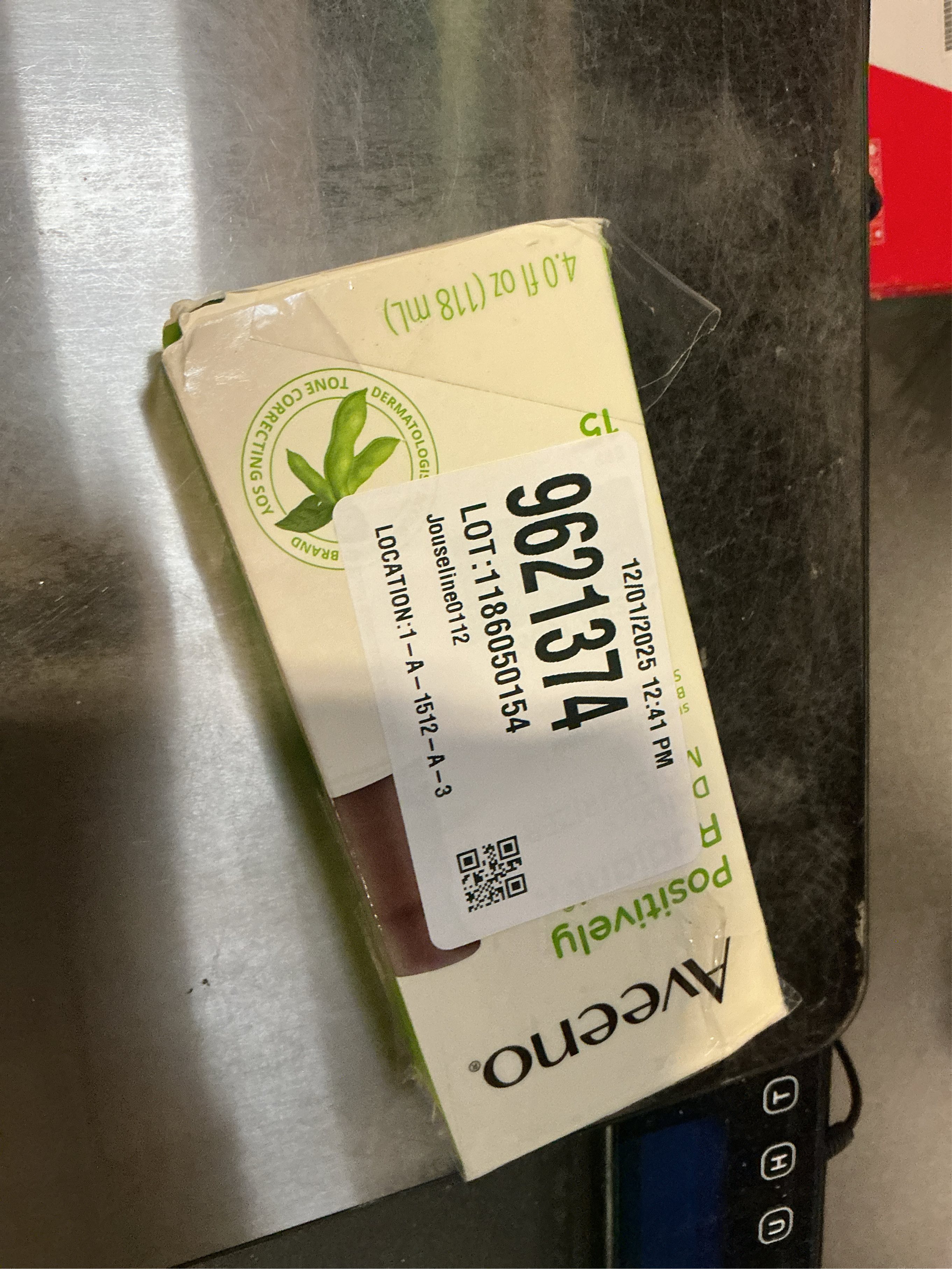 Aveeno Positively Radiant Clear Complexion Face Moisturizer, Acne Facial Moisturizer with Soy and Salicylic Acid for Oily Skin, Hypoallergenic Formula, Paraben-Free, Non-Comedogenic, Pump, 4 FL OZ