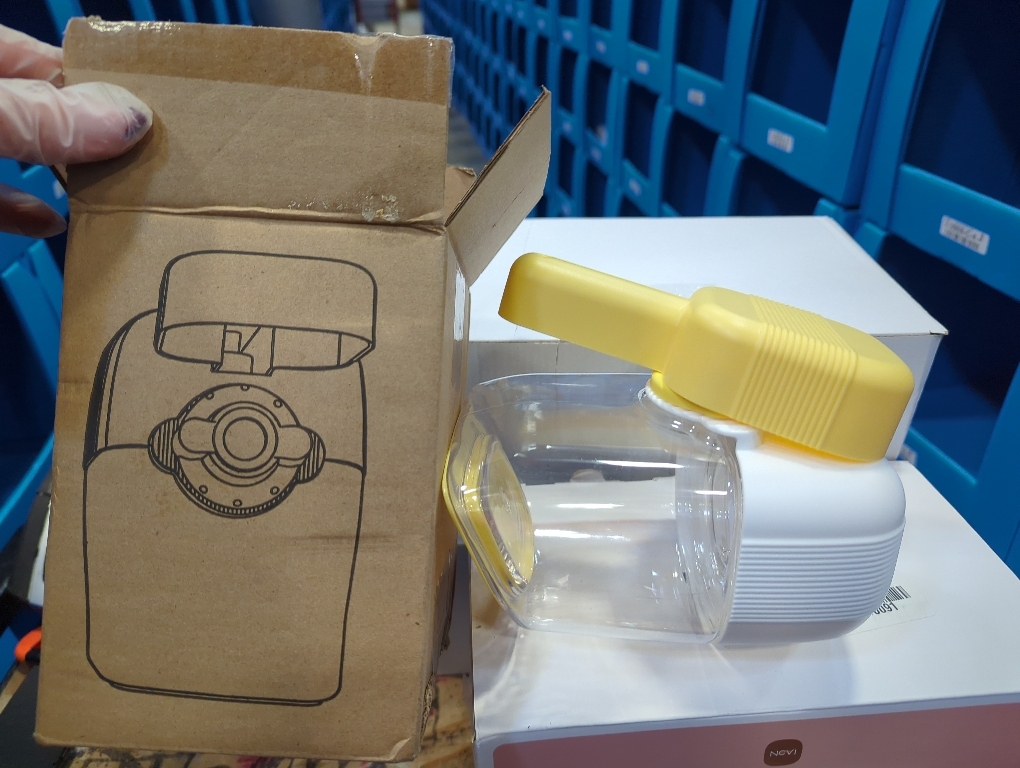 Automatic Replenish Pet Waterer, 1L Capacity Auto Siphon Gravity Cage Hanging Water Dispenser Set for Dog and Cat Small Animals, Removable Pet Water Bottle Water Container (Waterer, Yellow&White)