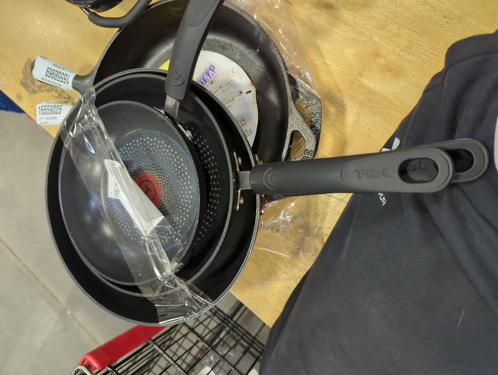 T-Fal 3 Piece fry pan set NEEDS CLEANING