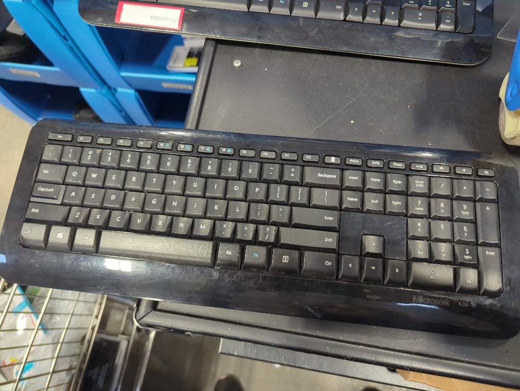 Microsoft Wireless Desktop. Wireless Keyboard and Mouse Combo. Snap-in USB Transciever.