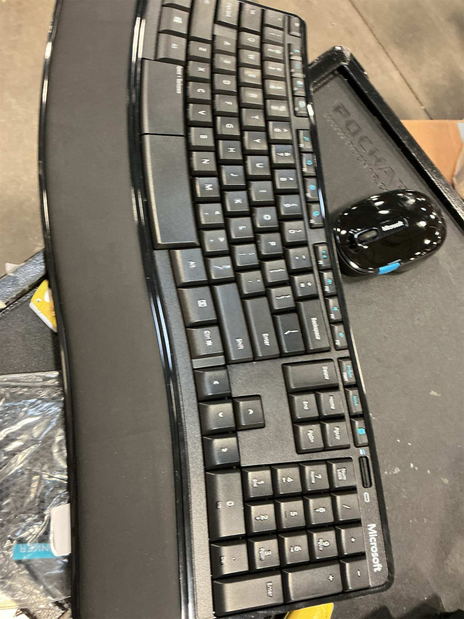 Microsoft Sculpt Comfort Desktop - Black - Wireless, Comfortable, Ergonomic Keyboard and Mouse Combo with Cushioned Palm Rest and USB Wireless Receiver