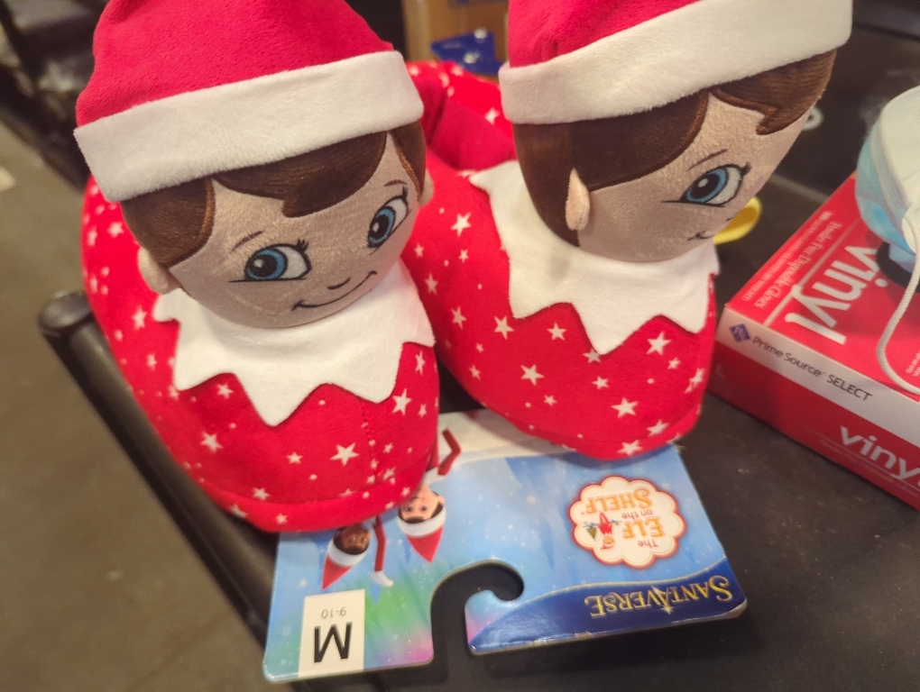 Size M 9-10 Color red The Elf on the Shelf slippers