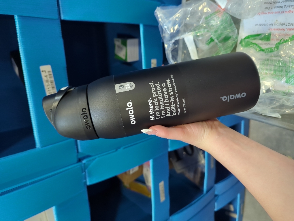 Owala FreeSip Stainless Steel Water Bottle 32 oz Very, Very Dark