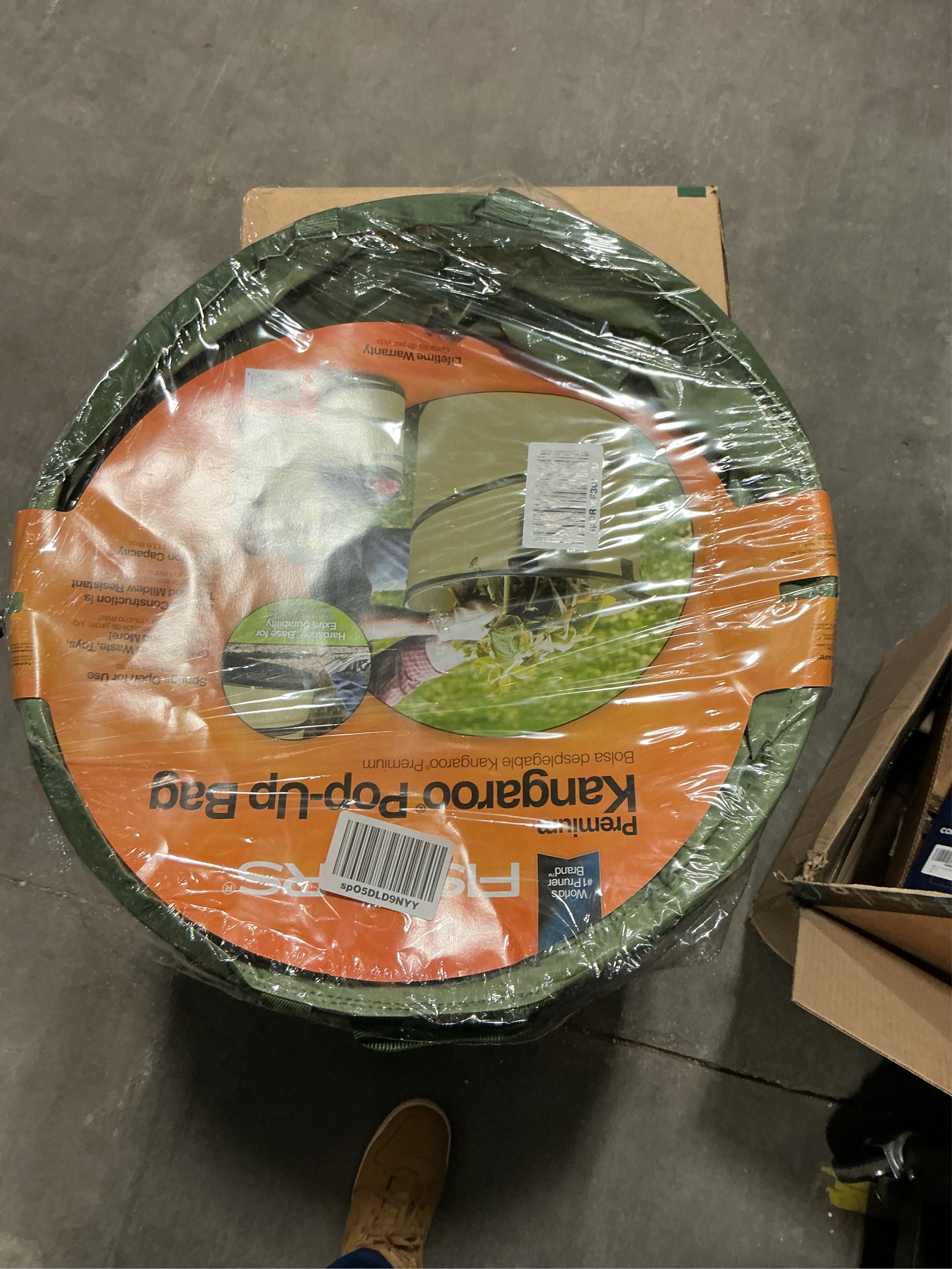 Fiskars Kangaroo Collapsible Garden Bag with Heavy Duty Hardshell Bottom for Yard Waste, 30 Gallon Reusable Container for Lawn Care and Gardening