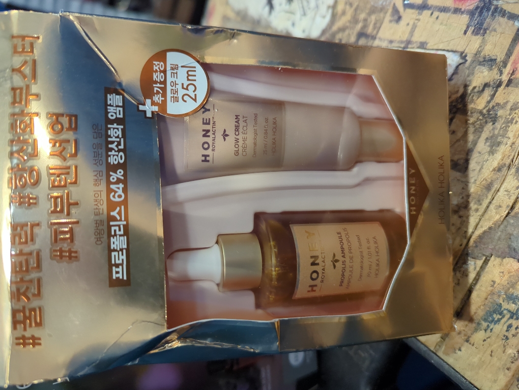 Holika Holika Brightening Serum for Dry and Sensitive Skin in Ampoule Honey Royal Lactin ™ (Propolis Ampoule) 30 Ml