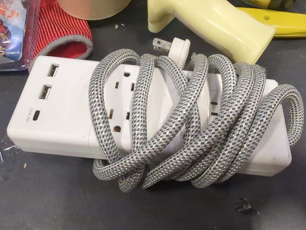 1Power Strip Surge Protector -