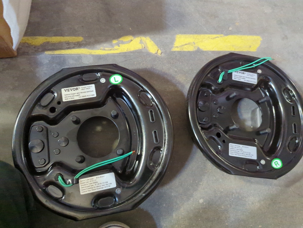 VEVOR Electric Trailer Brake Assembly, 10 x 2-1/4, 2 Pairs Self-Adjusting Electric Brakes Kit for 3500 lbs Axle, 4-Hole Mounting, Backing Plates for Brake System Part Replacement (2 Right   2 Left)