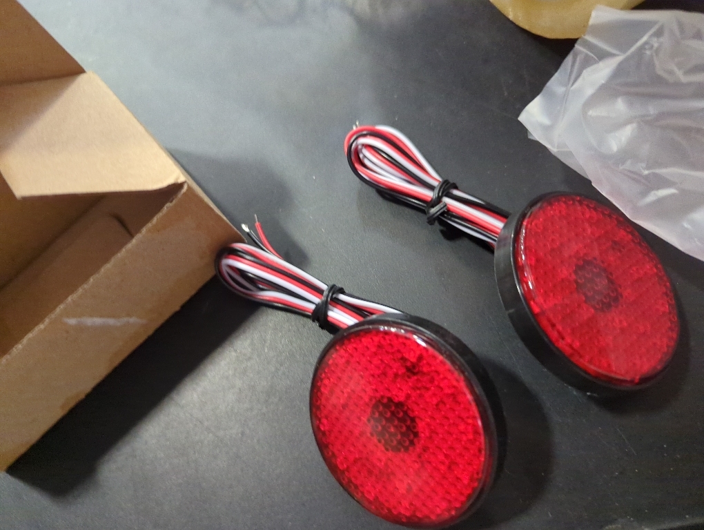 2Pcs Red Lens LED Rear Bumper Reflector Tail Stop Light Compatible with Toyota Sequoia Highlander Zrr70 Noah Fortuner Mitsubishi ASX/Outlander Sport