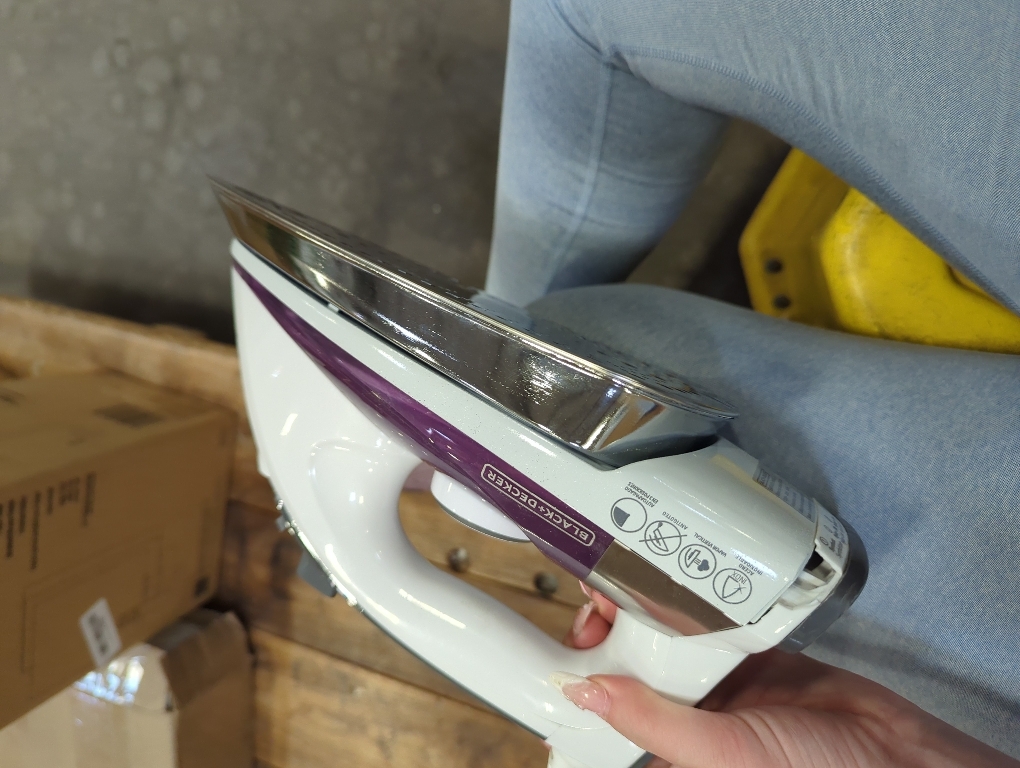 BLACK DECKER Professional Steam Iron with Stainless Soleplate