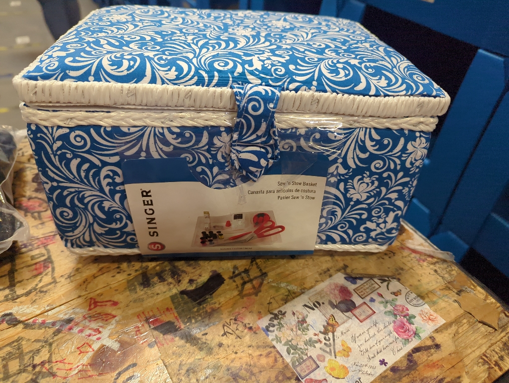 SINGER 07228 Sewing Basket with Sewing Kit  Needles  Thread  Pins  Scissors  and Notions  Deliah Scroll