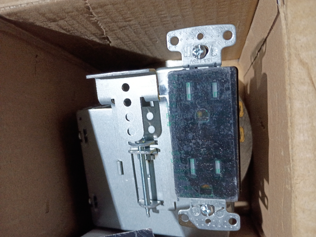 Hubbell RACO 1-Gang Galvanized Steel New Work/Old Work Round Electrical Box