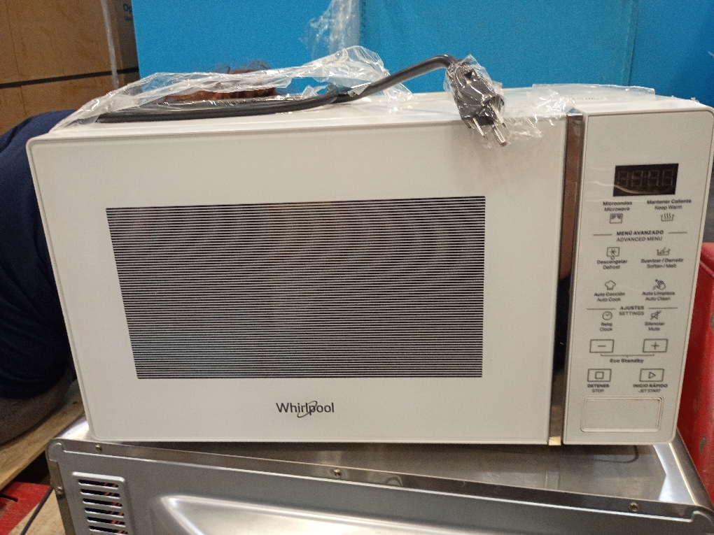 Whirlpool WMCS3018RW Countertop Microwave with Turntable 0.7 Cu. Ft, Steam Clean, 700 Watt Microwave, White