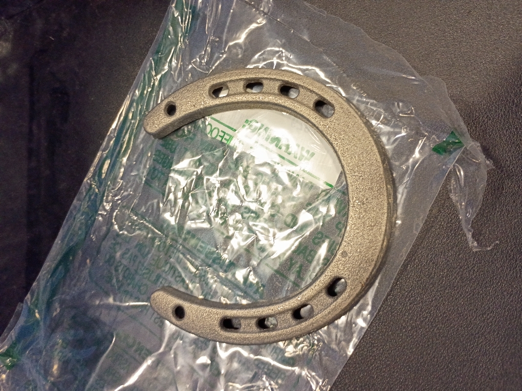 ZSHIGANMA Cast Iron Horse Shoes for Decorations, Durable Good Lucky Horseshoe for Wall Décor, Indoor, Outdoor, Cowboy, Western, Wedding, Birthday Party Favors Supplies (1)