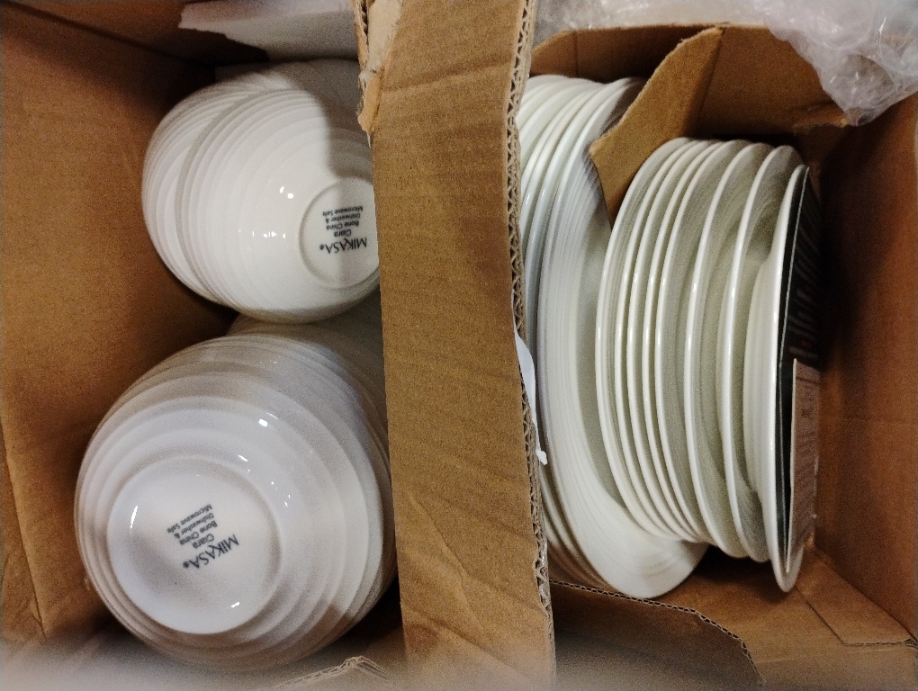 Mikasa Ashlyn Vegan Bone China Chip Resistant 12 Piece Dinnerware Set, Service for 4‼️light dirt‼️