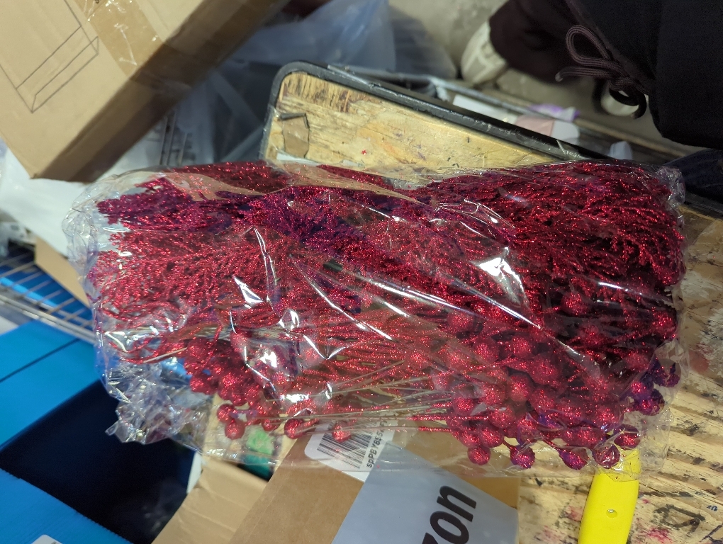 Geyoga 12 Pcs Floral Picks 16 Inch Glitter Heart Picks Bulk Red Pink Heart Shaped Berry Stem Picks for Tree Topper Wedding Table Vase Decor (Red)