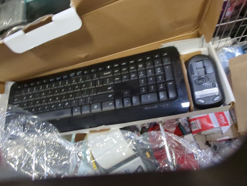 Microsoft PY9-00001 Wireless Desktop Keyboard & Mouse 850 - USB 2 - Black