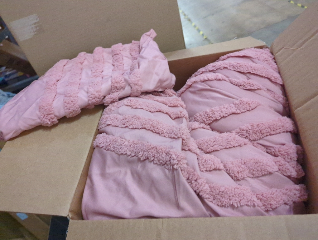 BEDELITE Boho Comforter Set Queen Size, Dusty Pink Tufted Striped Bed Set 3 Pieces, Soft Vintage Farmhouse Comforter for All Seasons, Boho Home Decor,Fluffy Jacquard Bedding with 2 Pillow Shams