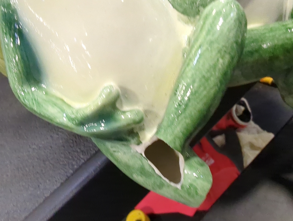 Green Resin Three Sitting Frogs with Leaf Bowl Decorative Planter