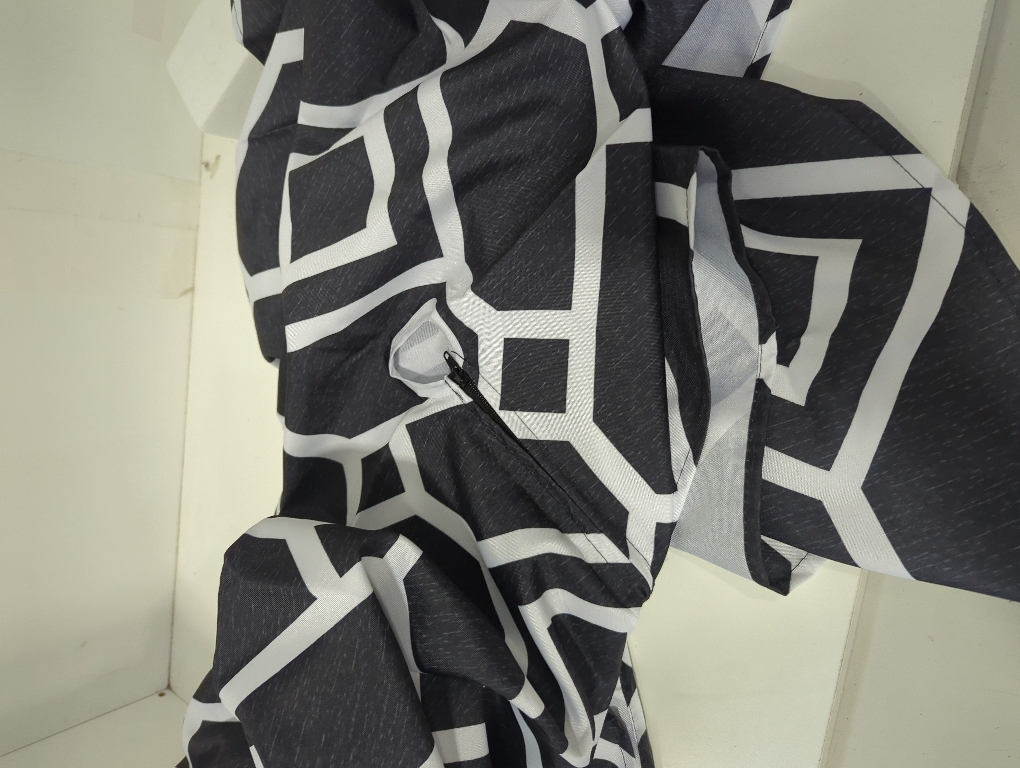 LUSHVIDA Moroccan Outdoor Round Tablecloth with Umbrella Hole and Zipper, 60 Inch Silver, Waterproof Wrinkle Free Table Cloth Decorative Fabric Washable Table Cover for Patio, Party, Picnic