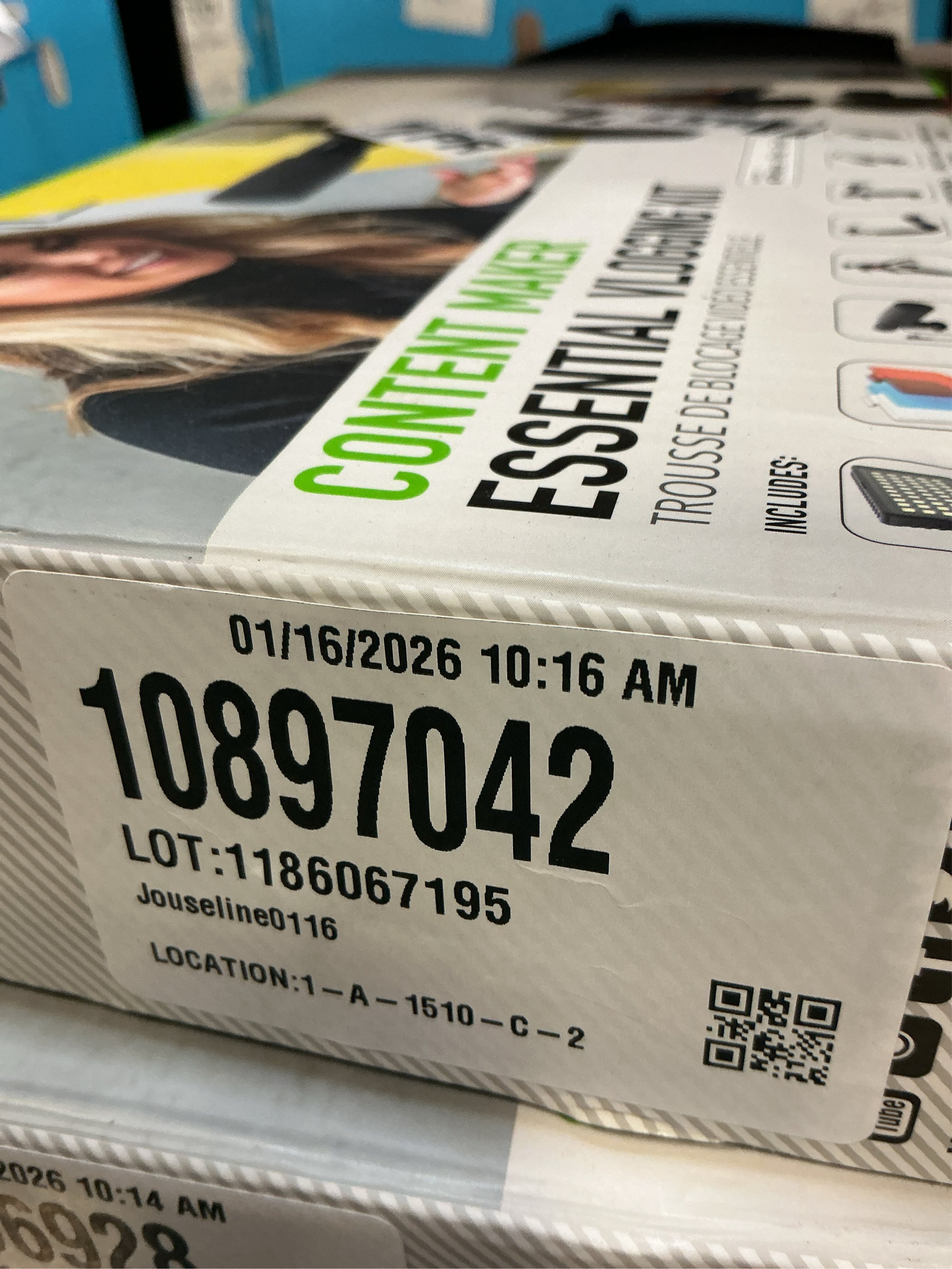 Digipower - Content Maker Essential Vlogging Kit with Light, Microphone, Tripod, and Remote. - Black