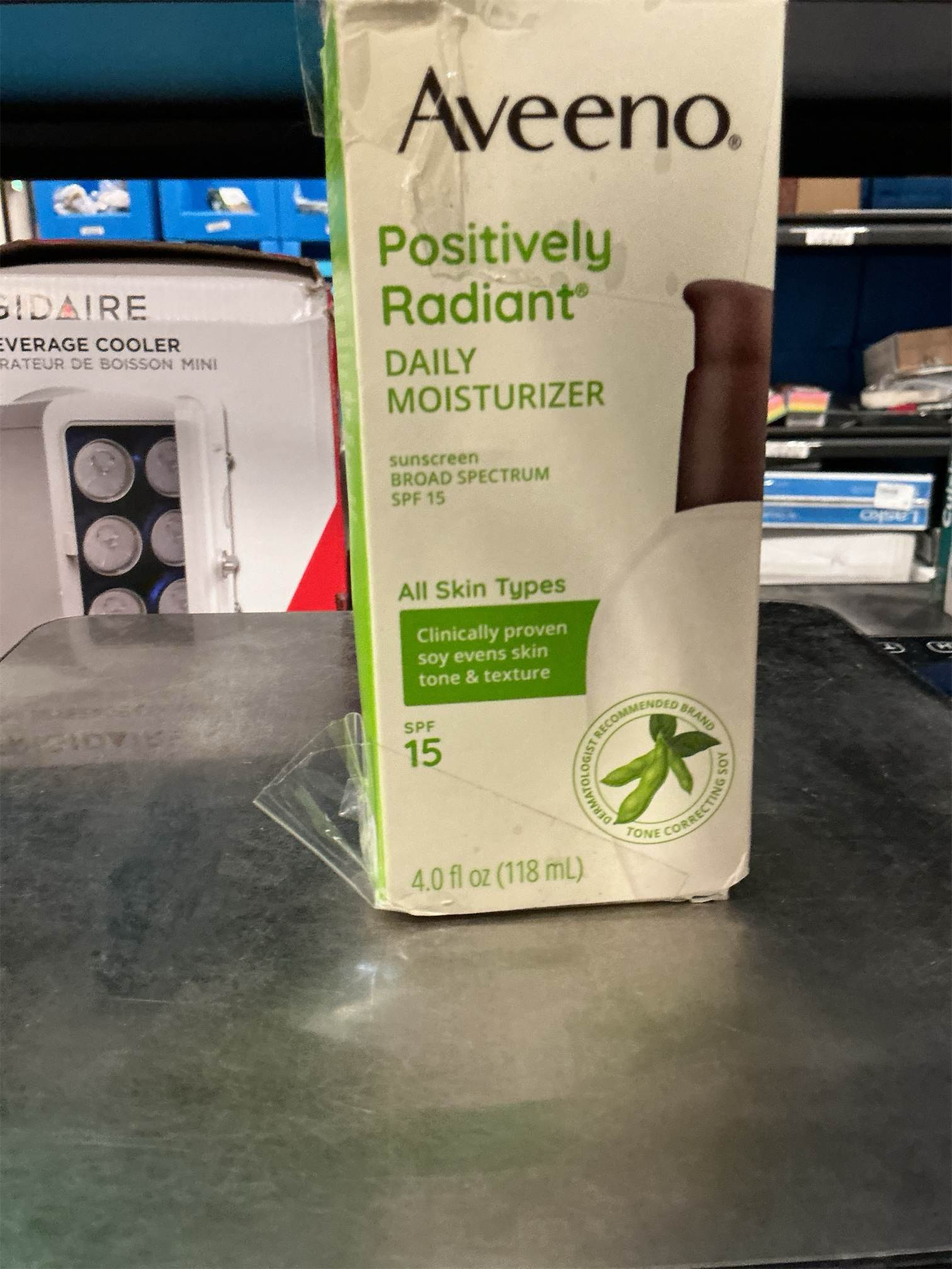 Aveeno Positively Radiant Clear Complexion Face Moisturizer, Acne Facial Moisturizer with Soy and Salicylic Acid for Oily Skin, Hypoallergenic Formula, Paraben-Free, Non-Comedogenic, Pump, 4 FL OZ