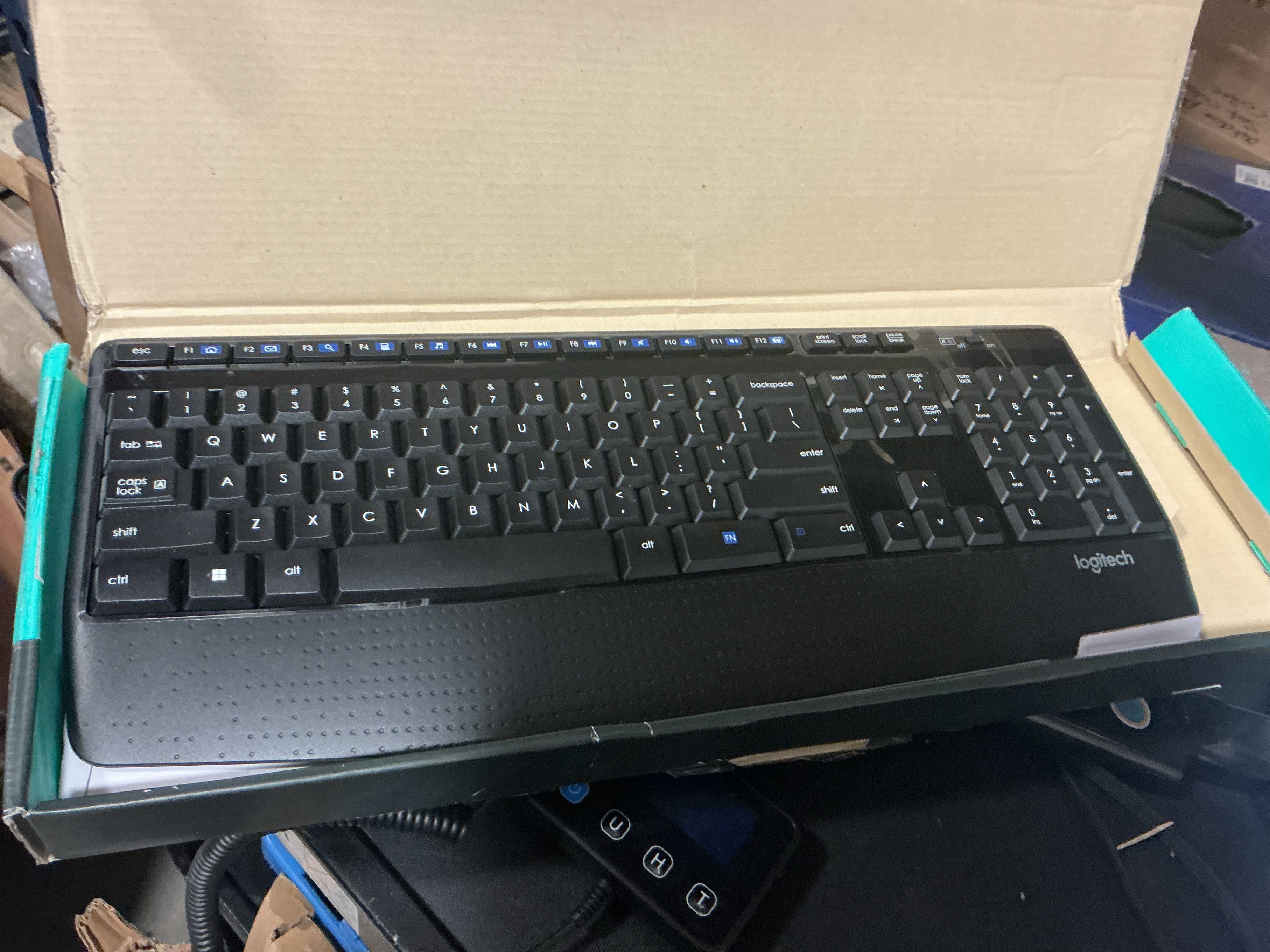 Missing mouse Logitech - MK345 Wireless Ergonomic Membrane Keyboard and Mouse Bundle for PC - Black/blue