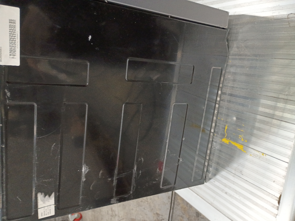 Whirlpool Microwave; Large capacity (have scratches; see the pictures )