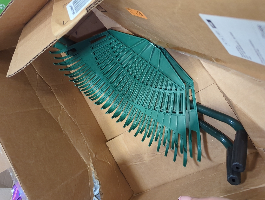 2wayz | Garden Leaf Grabber - Leaf Picker Removal Tools - Garden Leaf Scoops - Leaves Collector with Curved Claws - Strong Steel Handles - Lawn Rake Tool - 35'' x 20'' (Green)