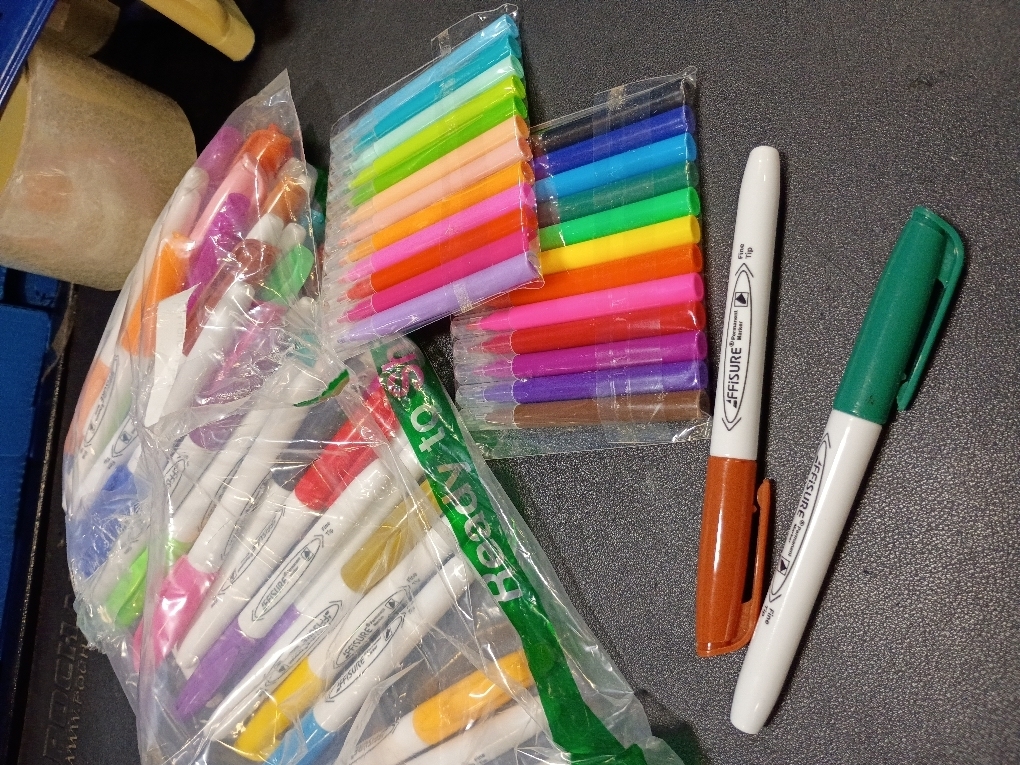 Shuttle Art Permanent Markers, 24 Colors Fine Point Assorted Colors Permanent Marker Set, Works on Plastic,Wood,Stone,Metal and Glass for Doodling, Coloring, Marking