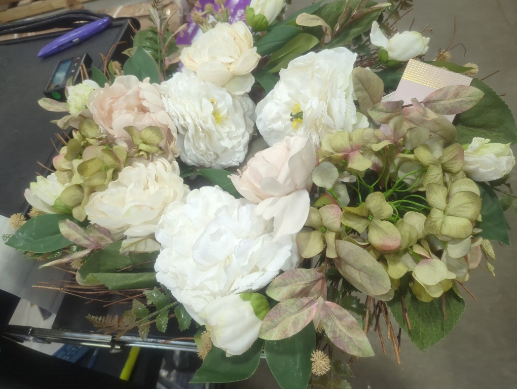 Samantha Pynn Home Decorative Flower Wreath Hanging Pendant for Home and Floral Arrangement for Front Door and Wall Decoration