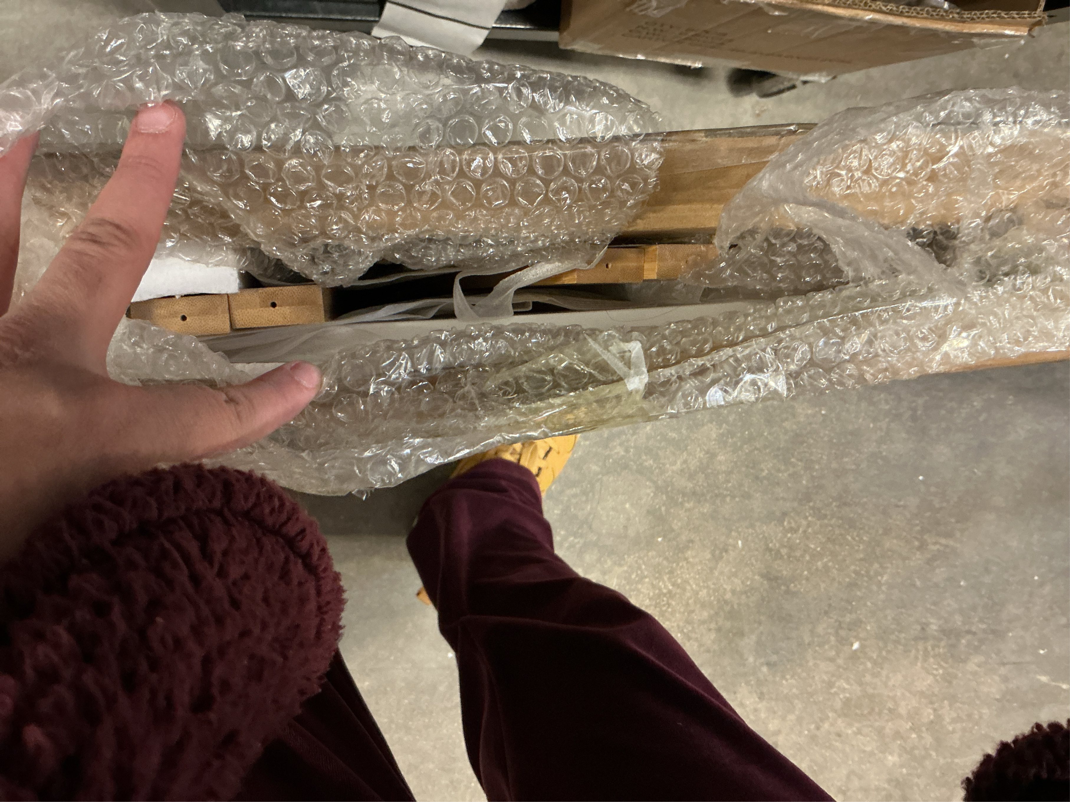 HOOBRO Round Side Table with Charging Station, Round Accent End Table with Bamboo Legs for Living Room, Bedroom, White and Natural YW101UBZ01