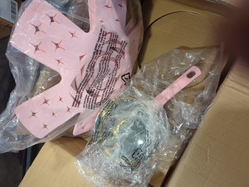 Paris Hilton Epic Nonstick Pots and Pans Set, Multi-layer Nonstick Coating, Tempered Glass Lids, Soft Touch, Stay Cool Handles, Made without PFOA, Dishwasher Safe Cookware Set, Pink