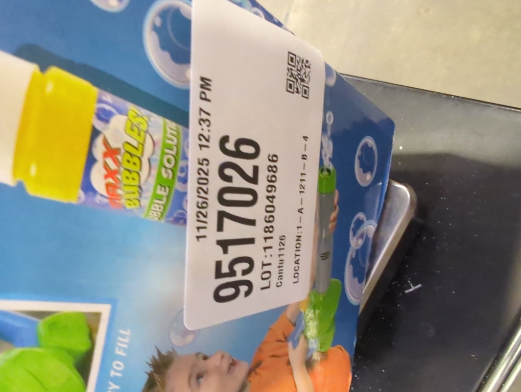 Maxx Bubbles Toy Bubble Leaf Blower with Non Toxic Refill Solution, Sturdy Plastic, Bubble Toys for Boys and Girls, Outdoor Summer Fun for Kids and Toddlers, 3