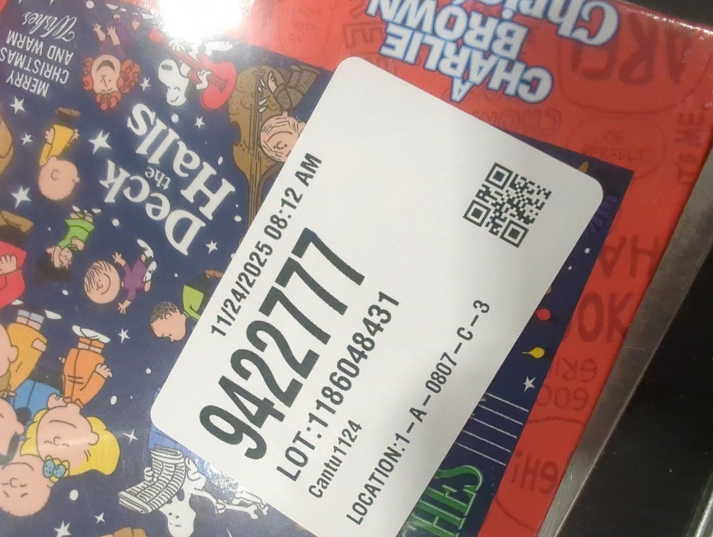 AQUARIUS Peanuts Charlie Brown Wrapping Paper 1000pc Puzzle (1000 Piece Jigsaw Puzzle) - Glare Free - Precision Fit - Officially Licensed Peanuts Merchandise & Collectibles -22x28 Inches