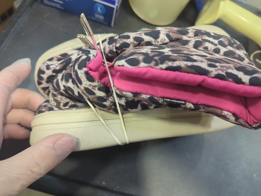 Size Y3-L4 Color brown Hey Dude boots