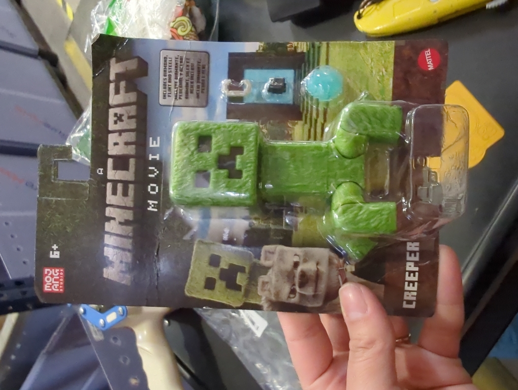 Minecraft Creeper Action Figure & Accessories, 4-inch Toy Set Inspired by A Minecraft Movie