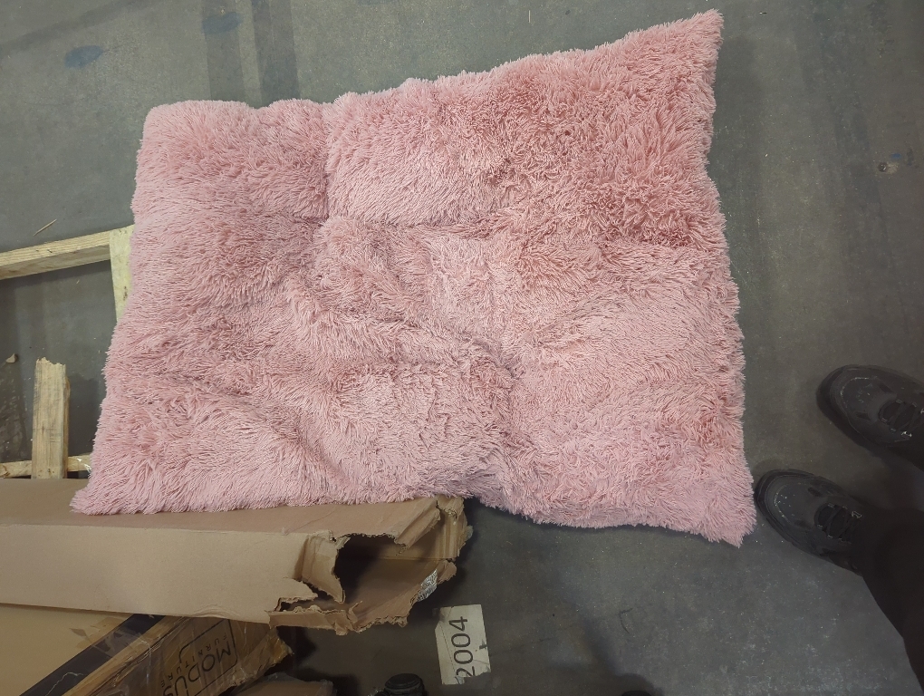 Size XL Color pink EHEYCIGA Fluffy Dog Crate Bed for Extra Large Dogs, Plush Faux Fur Crate Pad, Calming Anti Anxiety XL Dog Bed, Washable Soft Warm Crate Mat with Non-Slip Bottom, Pink