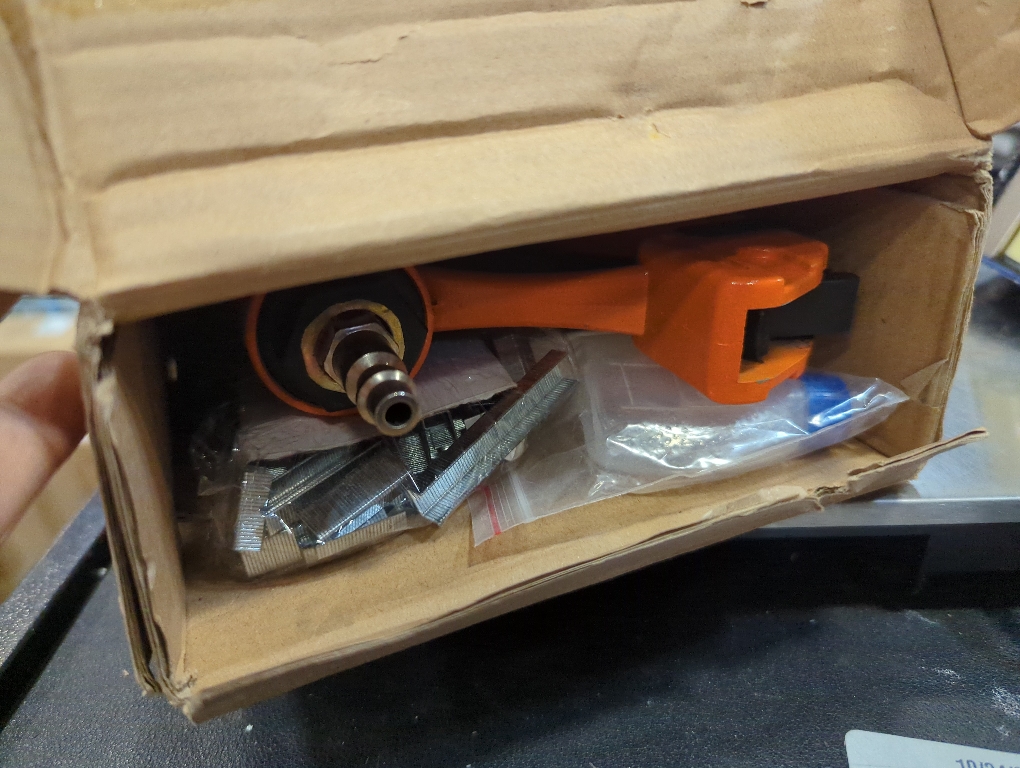 Dynastus Pneumatic Upholstery Staple Gun, 22 Gauge 3/8 Wide Crown Air Stapler Kit, by 1/4-Inch to 5/8-Inch, with 6000 Staples, Red