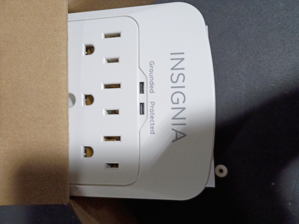 Insignia™ - 6-Outlet / 2-USB-C / 1-USB Wall Tap 1,800 Joules Surge Protector - White