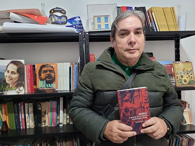 Raúl Antonio Capote Fernández e seu livro, foto de Katia Marko para o Brasil de Fato