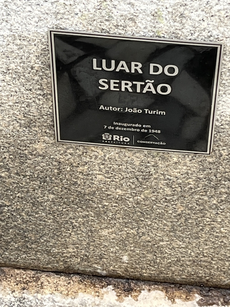Placa preta onde se lê:

LUAR DO SERTÃO
Autor: João Turim
Inaugurado em
7 de dezembro de 1948
RIO | CONRENVACZO