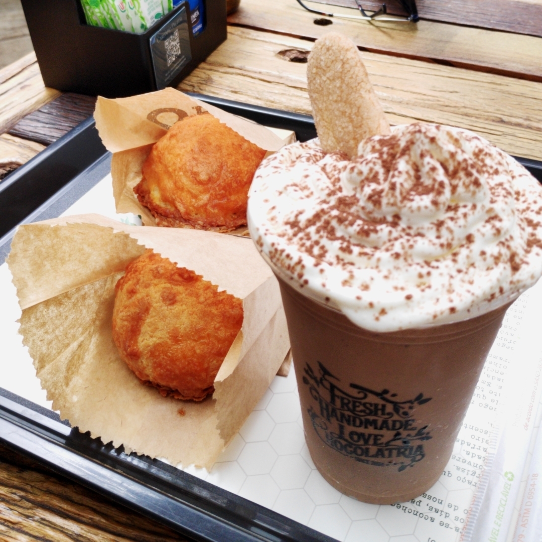 copo de frappe e pães de queijo