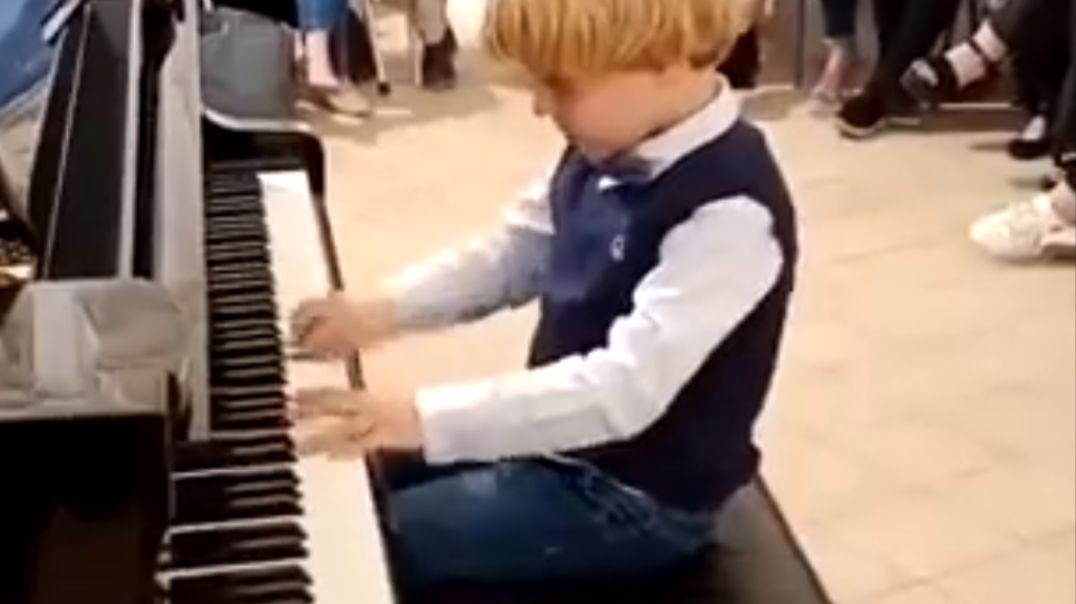 🇮🇹Enjoy Italian 5-year-old Alberto Cartuccia Cingolani performing a piece by Mozart