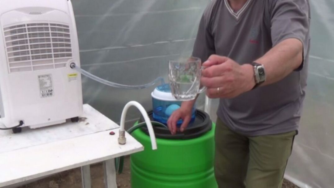 Shocking DIY Device Extracts 10 Gallons of Water a Day From Dry Desert Air