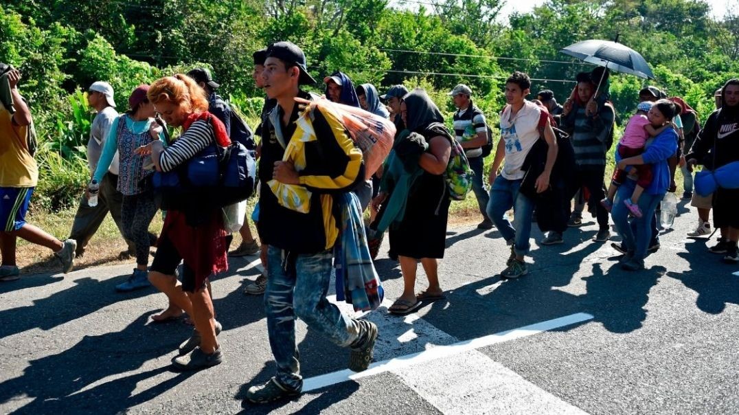 Illegals Just Walking Over The Border - mainstream media not reporting