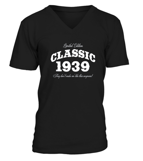 Gift For 82 Year Old Vintage Classic Car 1939 82nd Birthday V-Neck T-shirt