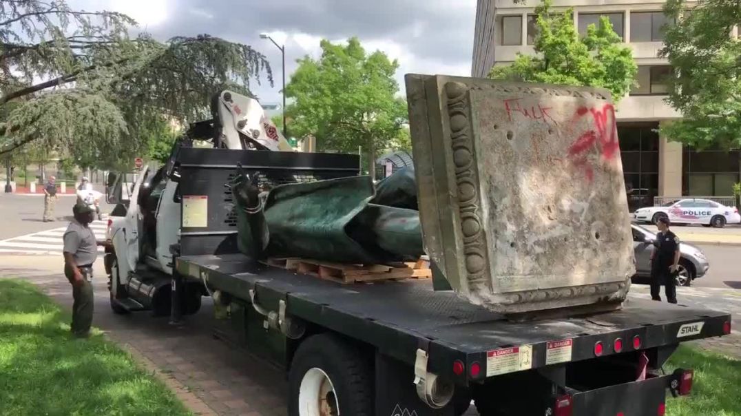 ⁣After nearly three hours, the monument of AlbertPike has been removed by NPS