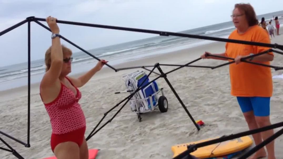 ⁣Busted! Two women caught stealing a canopy on the beach, then attack!