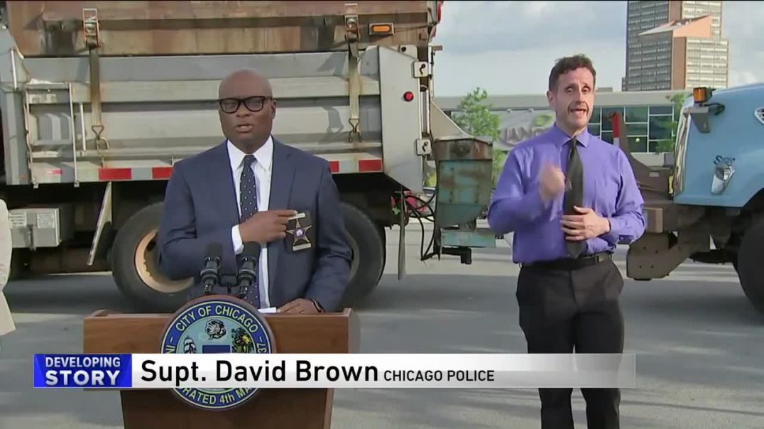 ⁣2 Chicago cops relieved of police powers after video shows violent arrest