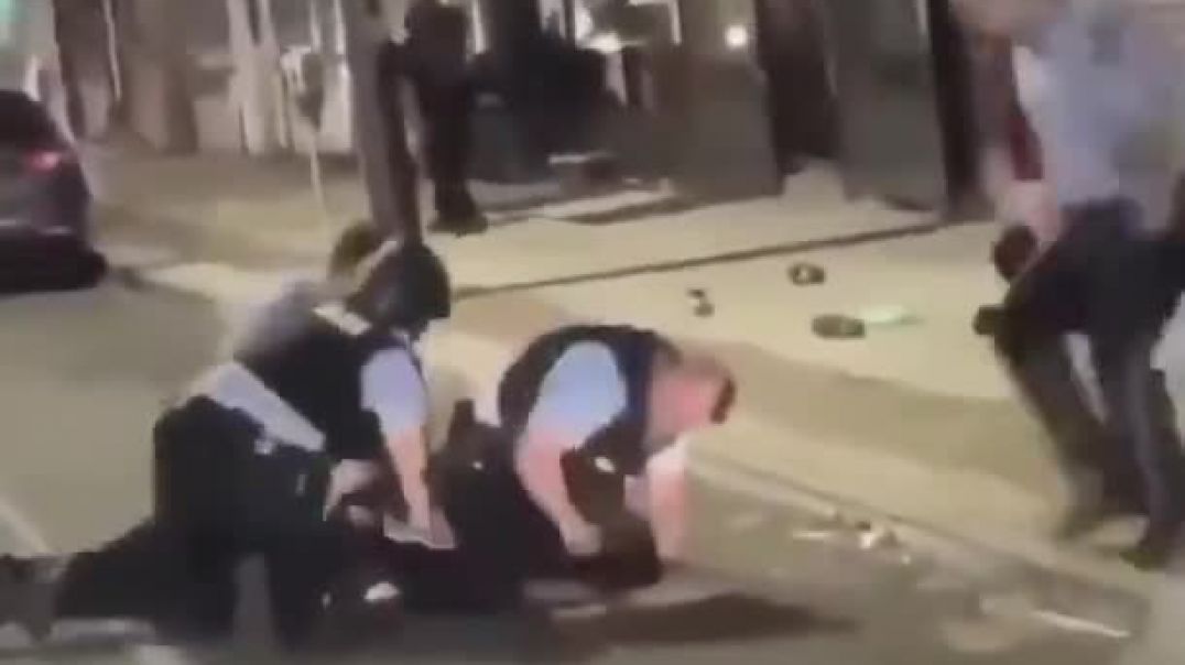 Cop put knee on man's Head and Punch him in his with his ⁣head.
